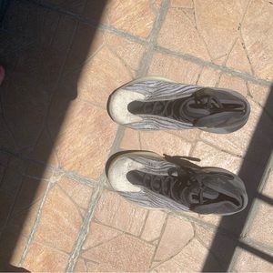 Yeezy quantum lifestyle model size 8